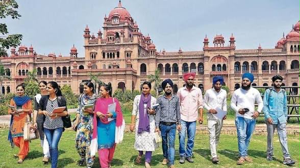Khalsa College — Students on campus, Amritsar, Punjab